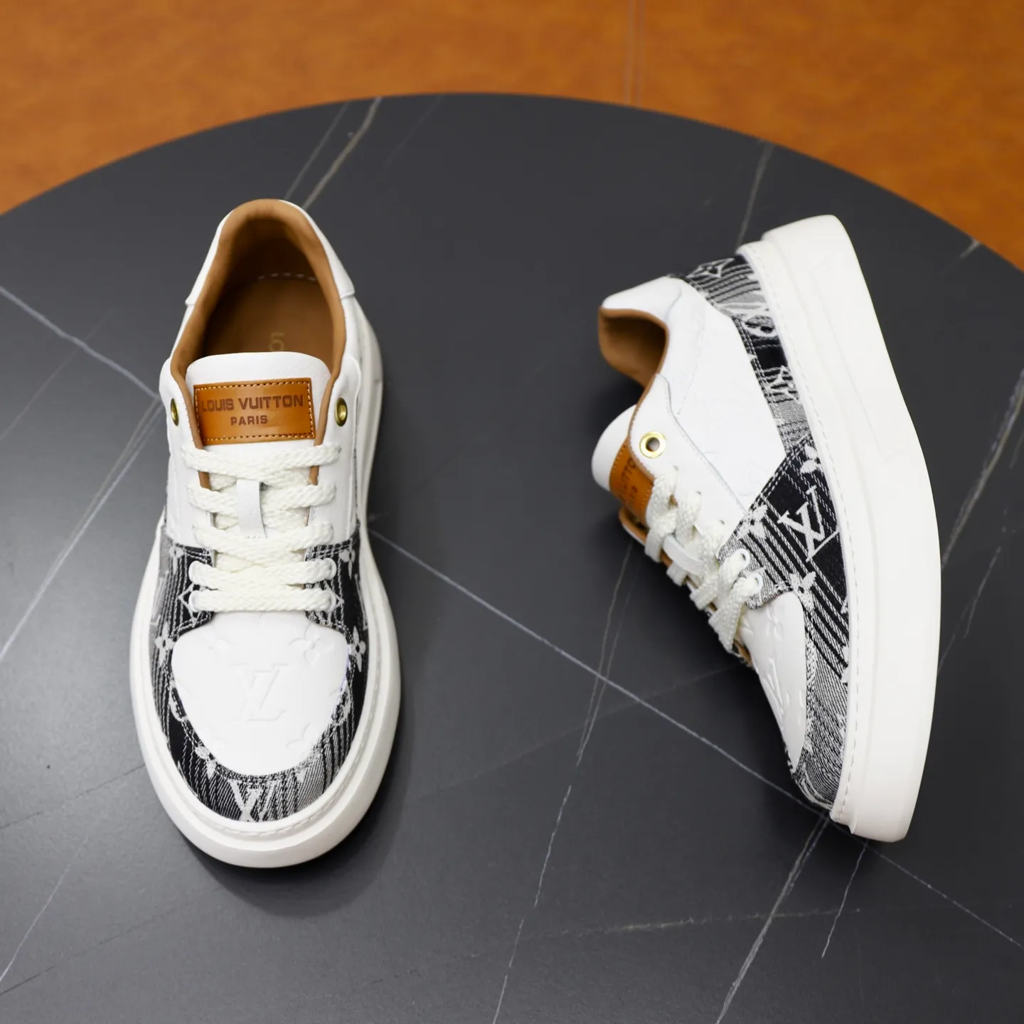 Ex-factory price: 480💰🙅‍♂️🙅‍♂️🙅‍♂️ Brand: LV Louis Vuitton Standard code: 38-44 (45 customized) Grade: Same as the official website Material: Original fabric Comfortable cowhide lining Increased lightness, wear-resistant and soft outsole Style category: Men's fashionable casual shoes Running sneakers Distinguished luxury brand elements Top luxury Color: actual picture color
